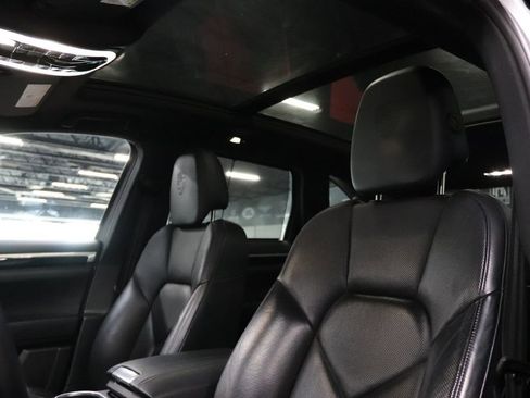 Used 2017 Porsche Cayenne S Platinum image 11