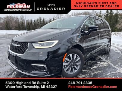 Used 2024 Chrysler Pacifica Select