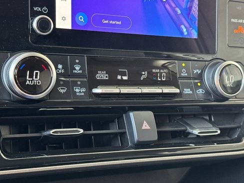Used 2025 Toyota Highlander LE FWD image 18