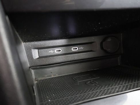 Used 2022 Volkswagen Tiguan SE image 49