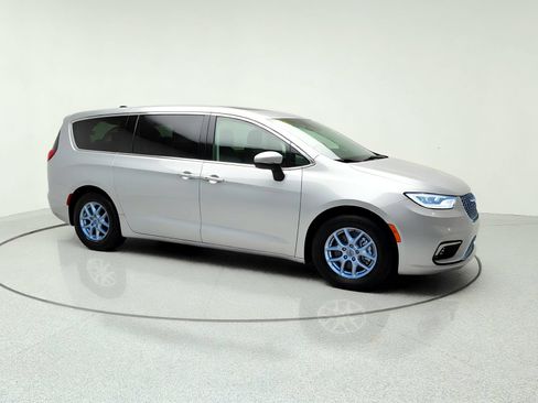 Used 2023 Chrysler Pacifica Touring-L FWD image 10