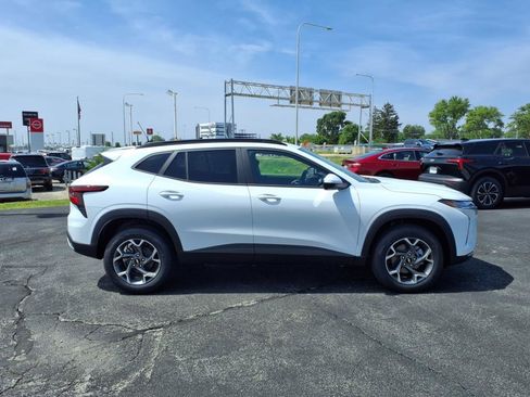 New 2025 Chevrolet Trax LT image 2