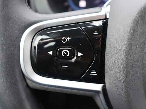 Used 2025 Volvo XC60 B5 Plus image 20