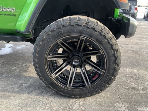 Used 2019 Jeep Wrangler Unlimited Sahara w/ Uconnect 4C Nav & Sound Group image 10