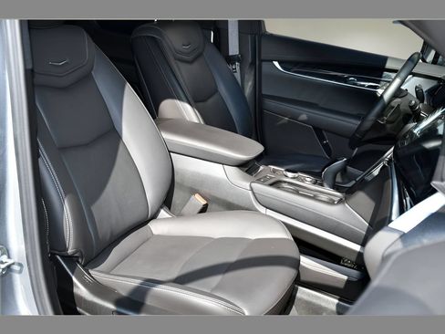 Used 2024 Cadillac XT6 Premium Luxury w/ LPO, Floor Liner Package AWD/4WD image 32