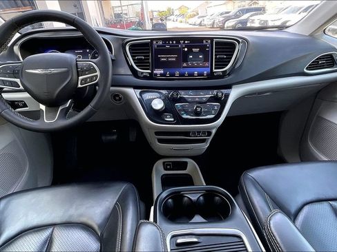 Used 2023 Chrysler Pacifica Touring-L FWD image 16