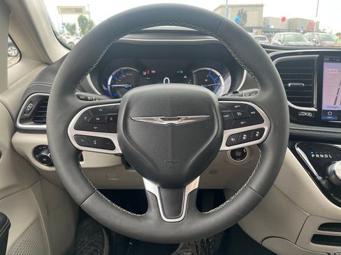 Used 2024 Chrysler Pacifica Limited FWD image 18