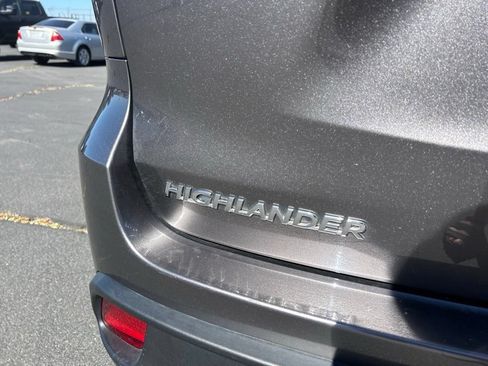 Used 2019 Toyota Highlander XLE AWD/4WD image 6