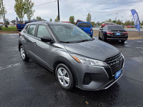 Used 2022 Nissan Kicks S FWD image 2