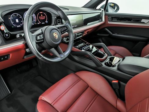 Used 2025 Porsche Cayenne AWD/4WD image 16