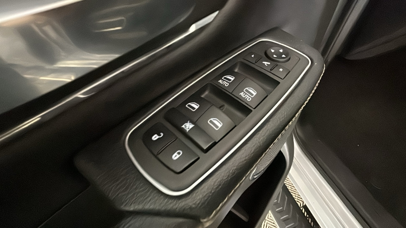 Used 2024 RAM 1500 Laramie AWD/4WD image 13