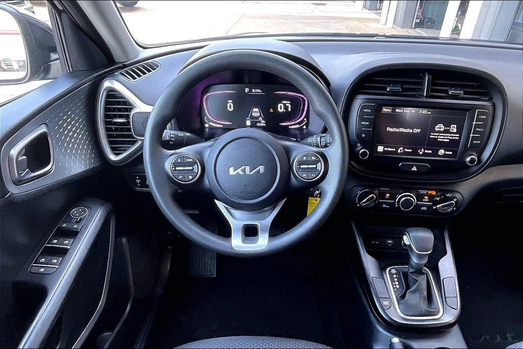 Used 2025 Kia Soul LX w/ LX Technology Package FWD image 5