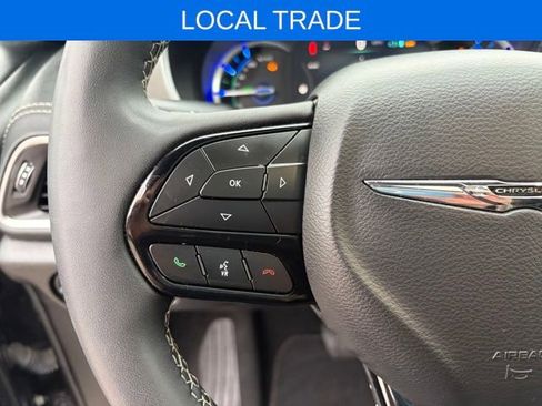 Used 2022 Chrysler Pacifica Limited w/ Uconnect Theater Family Group FWD image 2