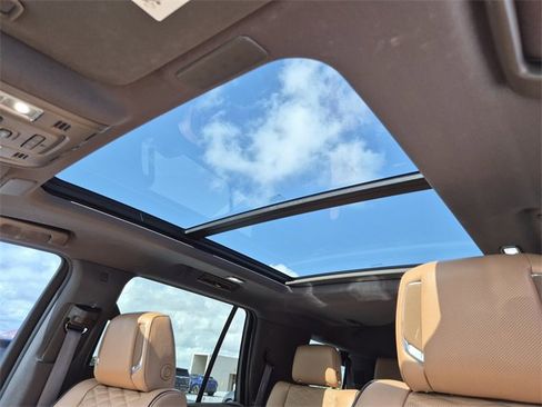 Used 2022 Cadillac Escalade Premium Luxury image 18