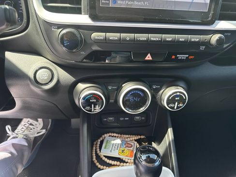 Used 2022 Hyundai Venue Limited FWD image 27