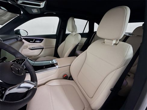 Used 2025 Mercedes-Benz GLC 300 4MATIC image 5