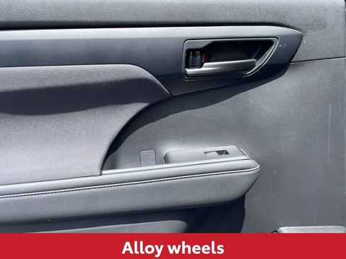 Used 2024 Toyota Highlander LE FWD image 18
