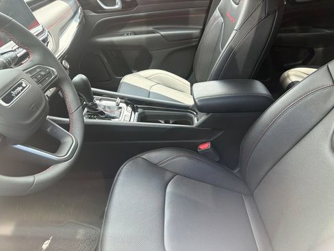 Used 2025 Jeep Compass Trailhawk w/ Trailhawk Elite Group AWD/4WD image 3