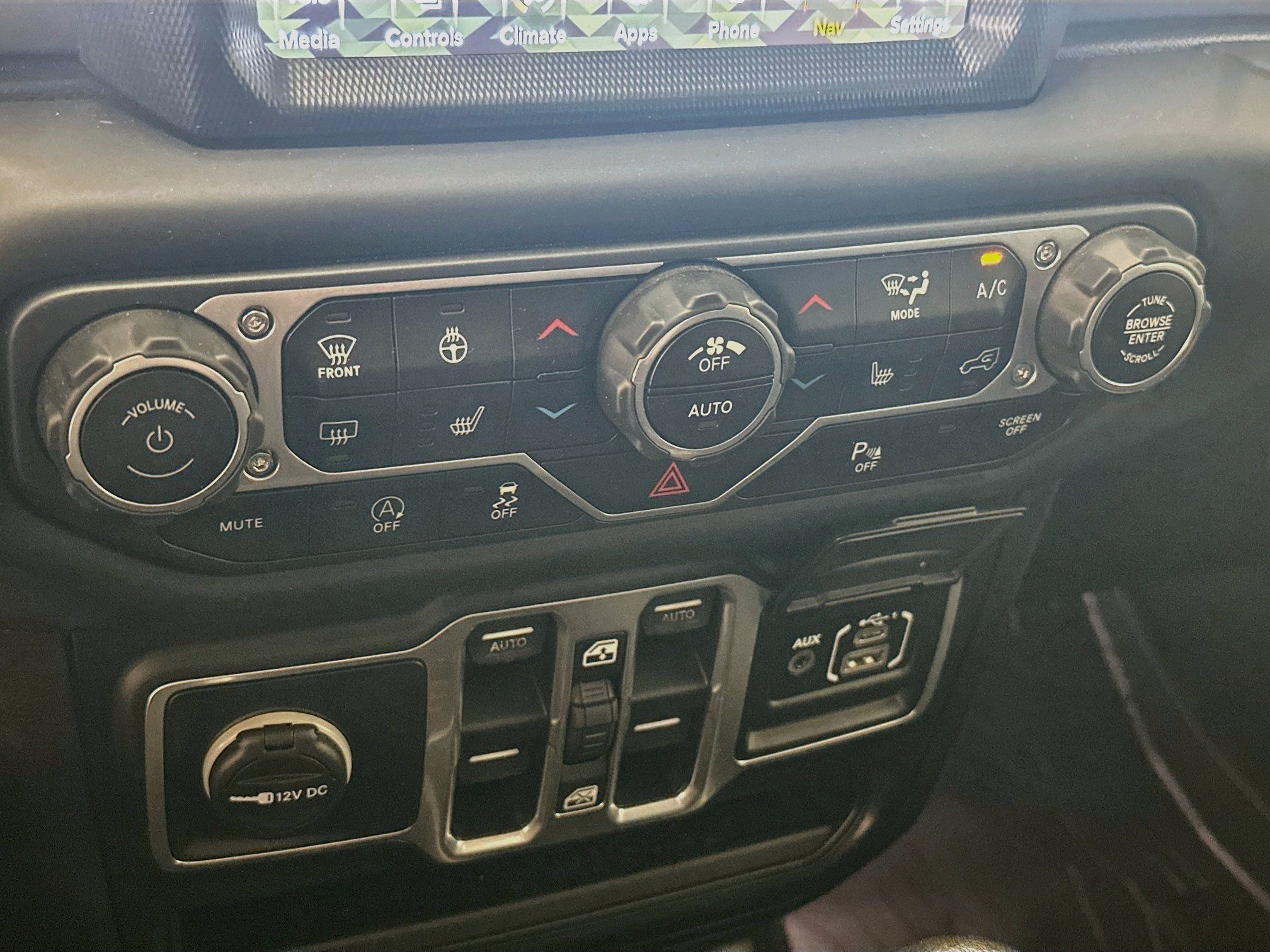 Used 2018 Jeep Wrangler Unlimited Sahara AWD/4WD image 24