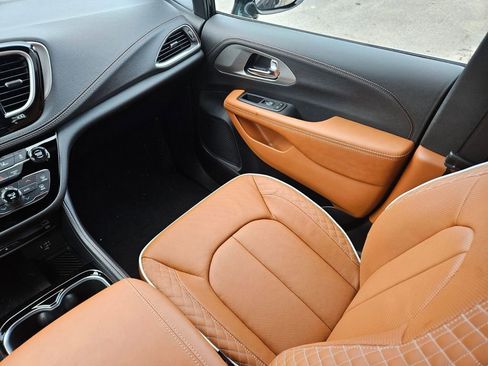 New 2026 Chrysler Pacifica Pinnacle image 13