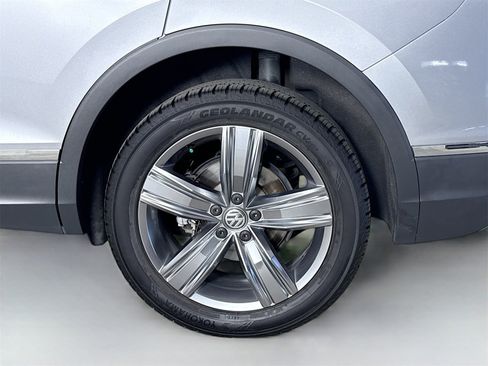 Used 2020 Volkswagen Tiguan SEL image 32