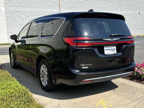 Used 2024 Chrysler Pacifica Touring-L FWD image 6