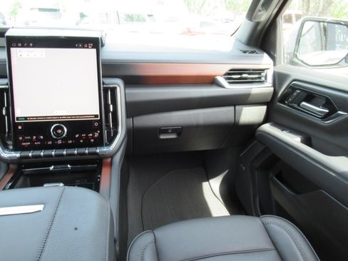 Used 2025 GMC Yukon Denali AWD/4WD image 14