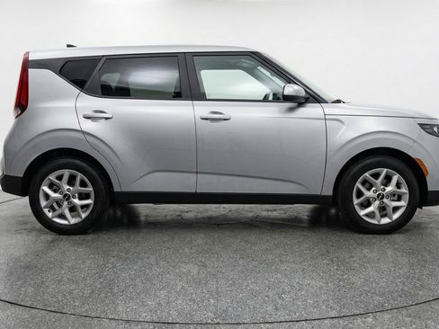 Used 2025 Kia Soul LX w/ LX Technology Package FWD image 11