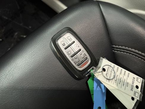 Certified 2023 Chrysler Pacifica Touring-L image 25