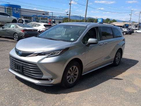 Used 2022 Toyota Sienna XLE image 7