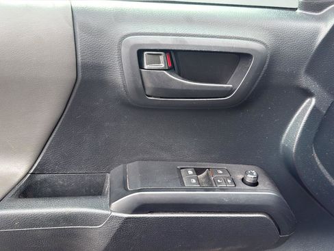 Used 2019 Toyota Tacoma SR image 9