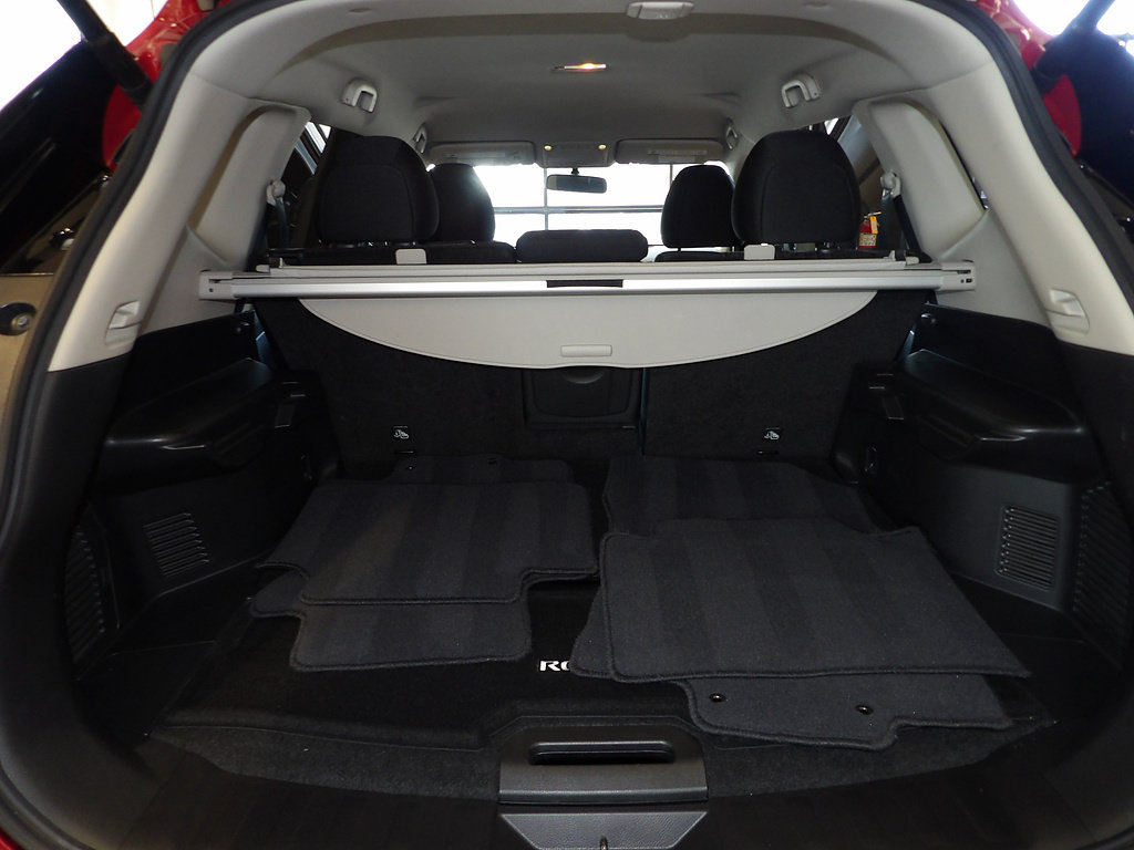 Used 2017 Nissan Rogue SV w/ SV Premium Package AWD/4WD image 18
