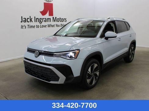 Certified 2025 Volkswagen Taos SE w/ Panoramic Sunroof Package image 2