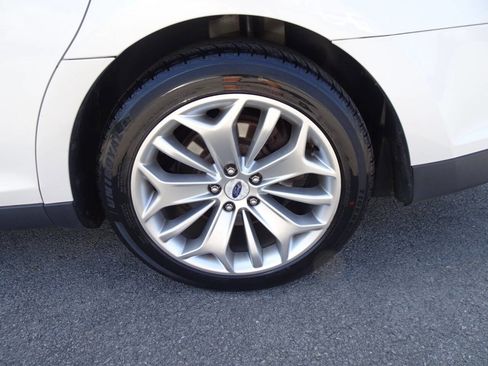 Used 2018 Ford Taurus Limited image 10