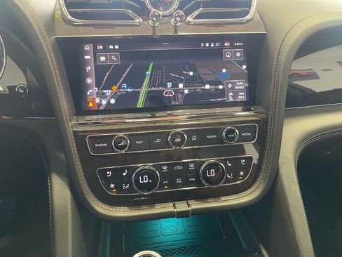 Used 2022 Bentley Bentayga AWD/4WD image 50