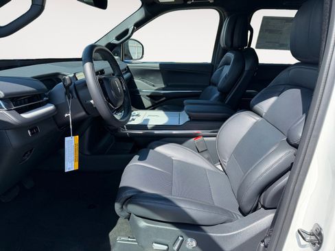 New 2026 Lincoln Navigator Reserve w/ Jet Appearance Package AWD/4WD image 9