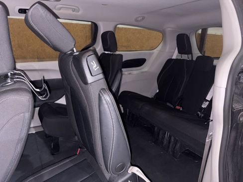 Used 2023 Chrysler Voyager LX image 40