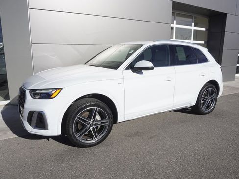 Used 2023 Audi Q5 e Premium w/ Convenience Package image 3