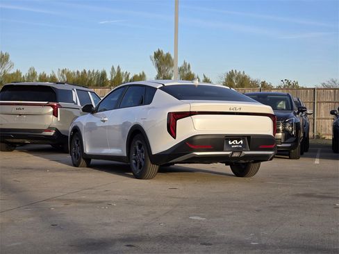 New 2025 Kia K4 LXS image 3