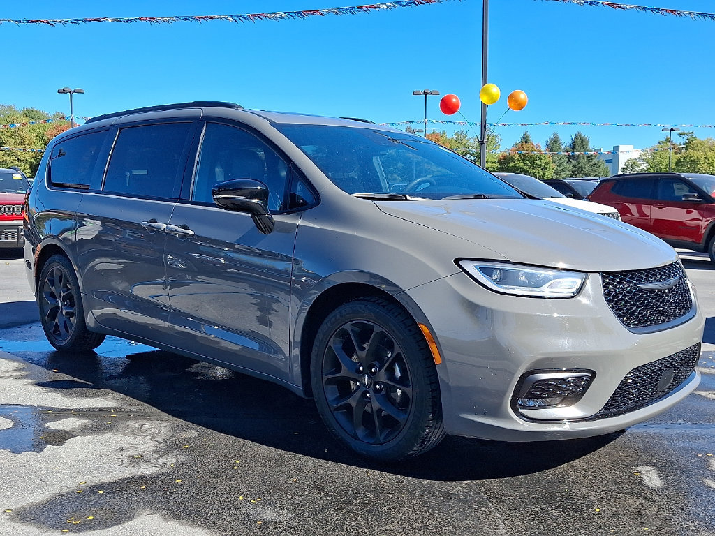 Used 2025 Chrysler Pacifica Limited FWD image 1