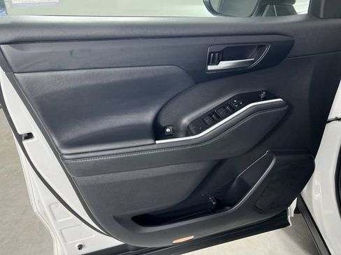 Used 2022 Toyota Highlander XLE AWD/4WD image 23