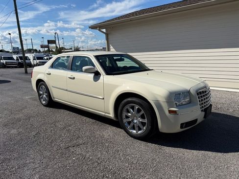 Used 2009 Chrysler 300 Touring RWD image 3