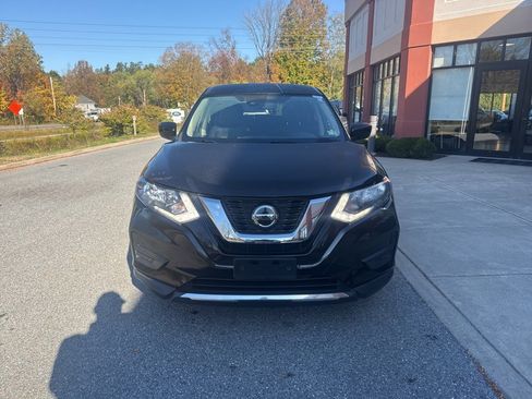 Used 2019 Nissan Rogue S image 2