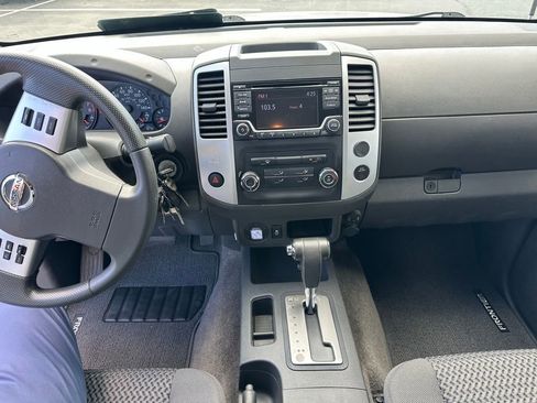 Used 2017 Nissan Frontier SV image 9