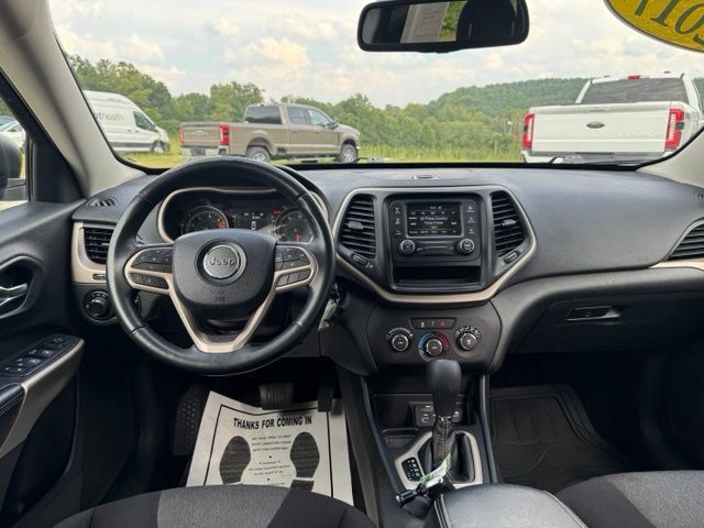 Used 2017 Jeep Cherokee Sport FWD image 17