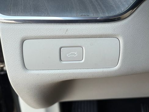 Certified 2023 Volvo XC60 B5 Ultimate w/ Climate Package image 13