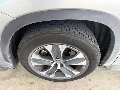 Used 2020 Toyota Highlander XLE FWD image 2