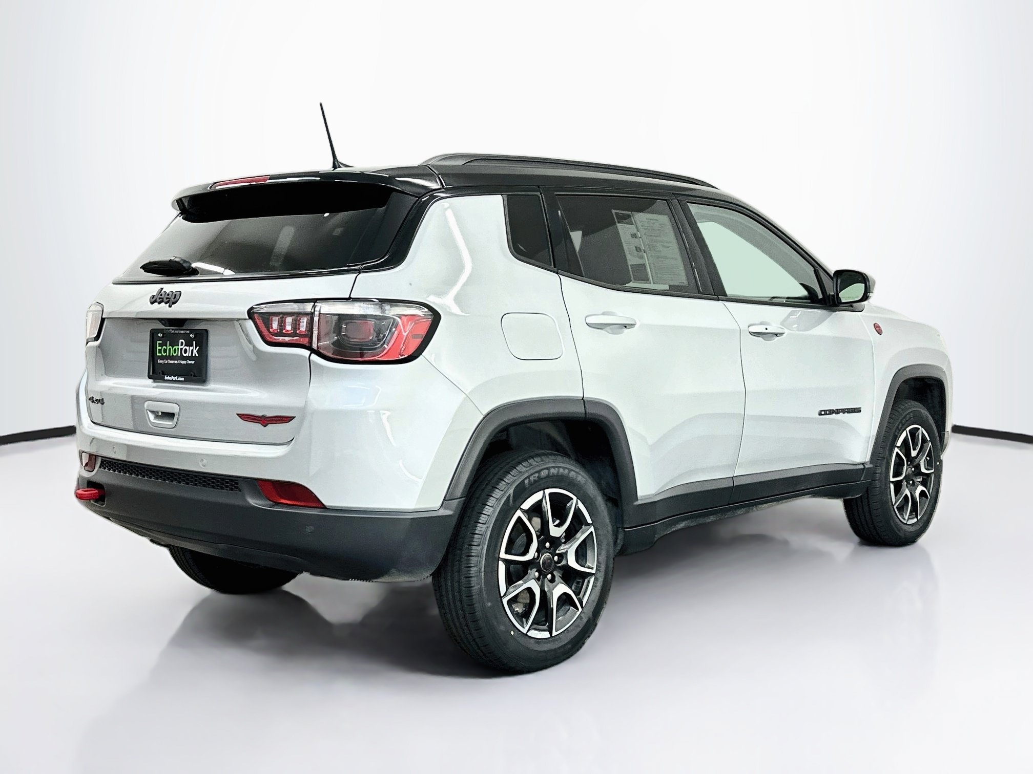 Used 2025 Jeep Compass Trailhawk AWD/4WD image 9