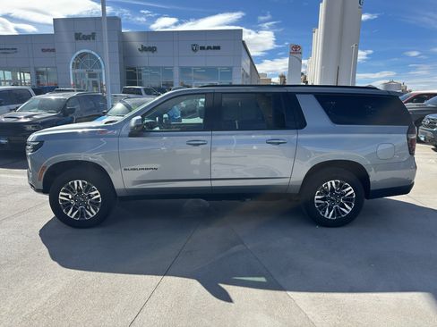 Used 2025 Chevrolet Suburban Z71 image 2