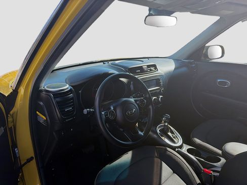Used 2015 Kia Soul + image 9